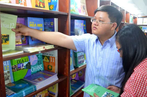 Sách giáo khoa vẫn được NXB Giáo dục in hằng năm nhưng tiền tác quyền vẫn không thấy trả Ảnh: Tấn Thạnh
