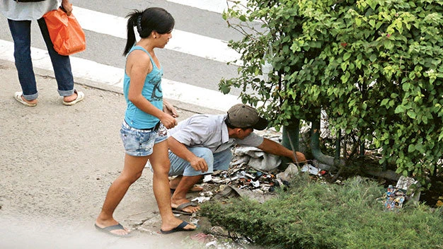 Cất giấu ma túy lẫn với rác tránh bị bắt quả tang