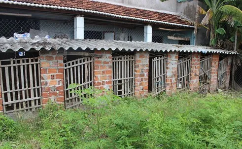 Dãy chuồng ông Lộc dùng để nuôi gà đá độ. Dãy chuồng ông Lộc dùng để nuôi gà đá độ.