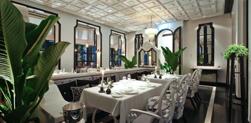 [Caption] InterContinental Danang Sun Peninsula Resort còn gây ấn tượng với du khách bởi hệ thống nhà hàng đẳng cấp: Nhà hàng Citron mang đậm nét văn hóa Việt Nam cho những du khách nước ngoài đam mê khám phá, nhà hàng Barefoot sẽ là nơi thư giãn ấn tượng với kiến trúc mở gần gũi với thiên nhiên mang đến cho gia đình những trải nghiệm khó quên