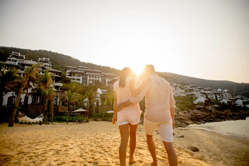 Giải thưởng World Travel Awards thường niên lấy tiêu chí cao nhất là sự hài lòng của khách hàng để đánh giá các đơn vị xuất sắc. Các cuộc bình chọn liên tục được thực hiện trên trang web Worldtravelawards. Hàng trăm nghìn phiếu bầu được gộp lại từ các du khách, công ty du lịch vận tải và tổ chức du lịch trên hơn 160 quốc gia để bình chọn nên người chiến thắng. Mỗi lá phiếu của các chuyên gia về ngành du lịch sẽ có giá trị bằng 2 lần lá phiếu của các du khách.