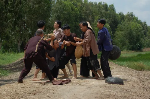 Hóa thân vào nhân vật Cao Văn Lầu, diễn viên Minh Lâm chịu nhiều cảnh đánh đập trong phim. DSC-2402-JPG-6815-1413273286.jpg