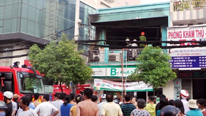 Siêu thị sát chung cư bốc cháy lúc sáng sớm