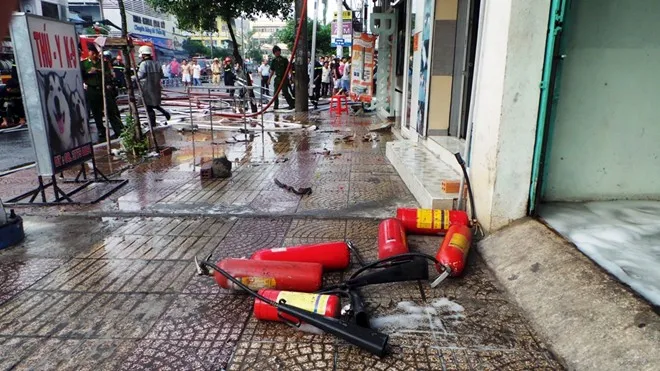 Siêu thị sát chung cư bốc cháy lúc sáng sớm