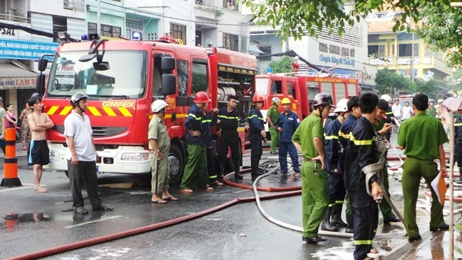 Siêu thị sát chung cư bốc cháy lúc sáng sớm