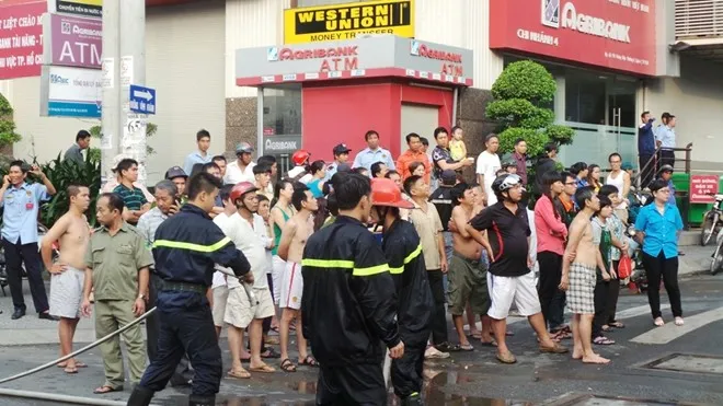 Siêu thị sát chung cư bốc cháy lúc sáng sớm