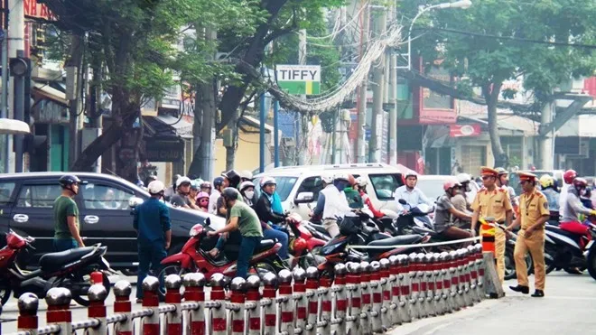 Siêu thị sát chung cư bốc cháy lúc sáng sớm