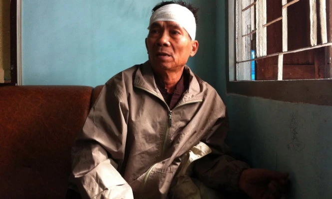 Ông Xủng bị một vết thương nơi trán trái, đã được băng bó - Ảnh: Trung Tân