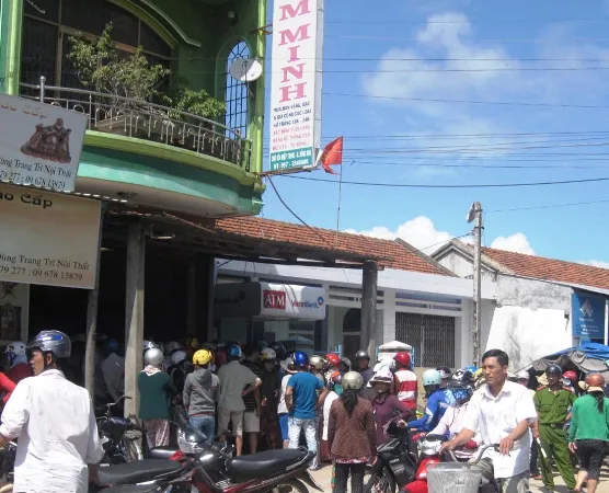 Người dân đổ xổ đến hiệu vàng Kim Minh để bán vì nghe tin đồn thất thiệt