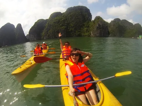 Nơi đây có tới 400 hòn đảo lớn nhỏ được phủ đầy thảm thực vật xanh mướt cùng 139 bãi cát vàng nhỏ nhắn và hoang vắng như những “eo biển xanh” gọi mời du khách khám phá. Ảnh:Đoàn Mạnh G0130168-JPG-5144-1405740338-2111-141378