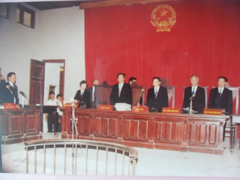 Ông Nguyễn Đình Phòng (thứ hai từ phải qua) trong phiên toà xử Khánh trắng và đồng bọn