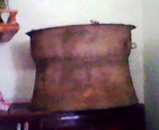 Chiếc trống đồng được gia đình chị Liên tìm thấy trong lúc làm vườn