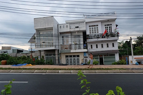 Chùm ảnh: Nhà nghiêng xuất hiện trên đường Phạm Văn Đồng ảnh 3