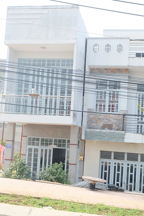 Chùm ảnh: Nhà nghiêng xuất hiện trên đường Phạm Văn Đồng ảnh 6