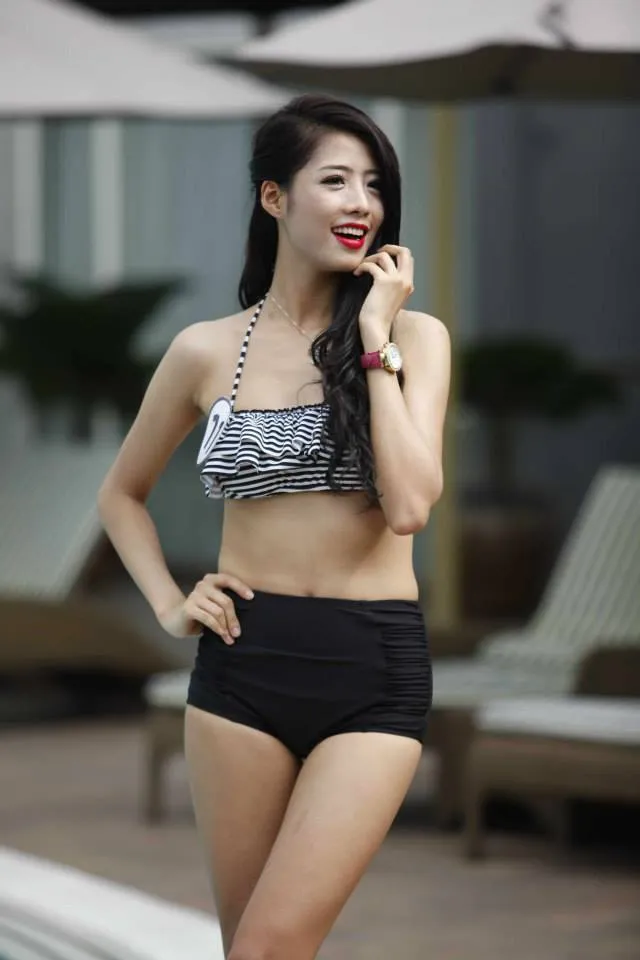 Ngắm top Hoa khôi áo dài nóng bỏng với bikini ảnh 6