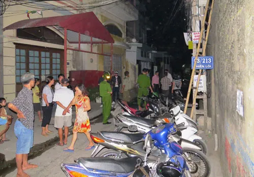 Lực lượng chức năng tiến hành phong tỏa khu vực xảy ra sự việc. Ảnh:Giang Chinh. thienloi-7548-1414084641.jpg