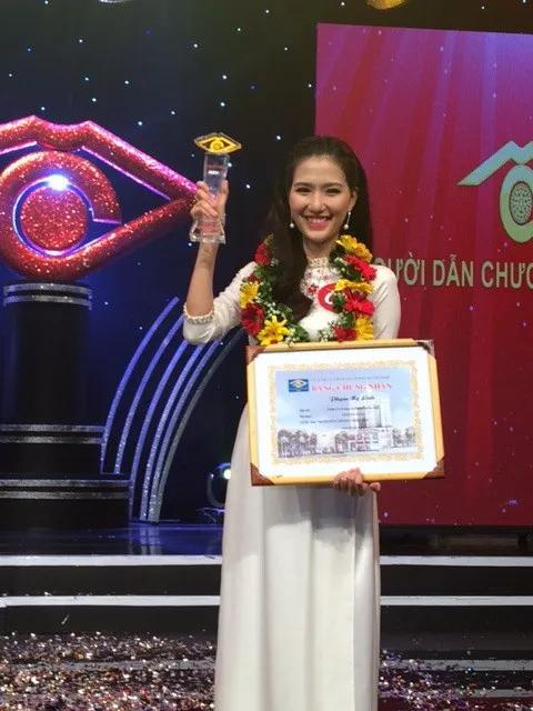 Cô cười rạng rỡ