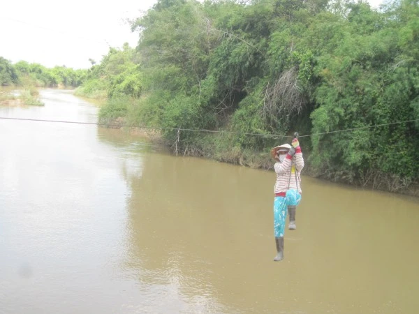 Phụ nữ xã Hòa Lễ đu dây vượt sông Krông Ana hằng ngày.