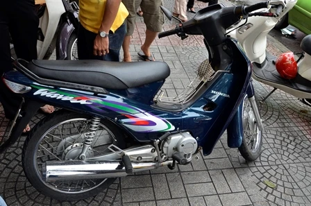 Chiếc xe gắn máy của tên cướp bỏ lại hiện trường