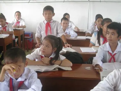 Trong lớp Đạt luôn hăng say phát biểu và xây dựng bài