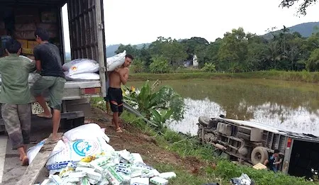 Sau đó, hàng hoá được người dân địa phương ra giúp bốc vác cho chủ xe và tài xế.