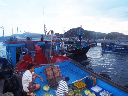 Sau một đêm đánh bắt trên biển, thuyền bè tấp nập ghé cảng Bình Ba để bán hải sản.
