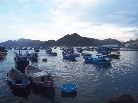 Bình mình trên làng chài Bình Ba.