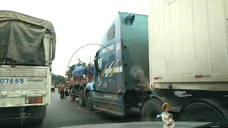 Hiện trường chiếc xe container đâm vào đuôi xe tải ngay đầu cầu Lồi.