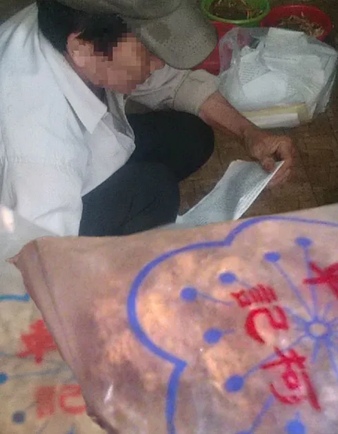 Người đàn ông trên đường Triệu Quang Phục (P.10, Q.5, TP.HCM) giới thiệu tử hà sa có nguồn gốc từ Trung Quốc - Ảnh: Ngọc Khải Người đàn ông trên đường Triệu Quang Phục (P.10, Q.5, TP.HCM) giới thiệu tử hà sa có nguồn gốc từ Trung Quốc - Ảnh: Ngọc Khải