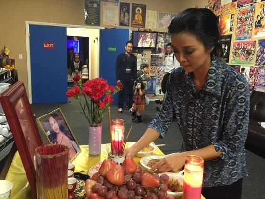 Hồng Loan thắp hương bàn thờ Tổ có di ảnh cố NSƯT Thanh Nga tại Mỹ trước giờ biểu diễn