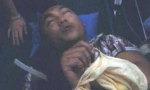 Hành khách gây rối trên chuyến bay của Vietnam Airlines bị các khách khác khống chế và trói tay lại. Ảnh: News.com.au (Theo VNE) khach-vietnam-airlines-6853-1415240463.j