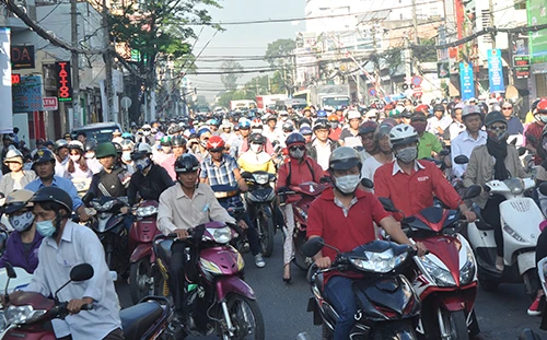 Container mất lái gây tai nạn, kẹt xe kinh hoàng ảnh 3