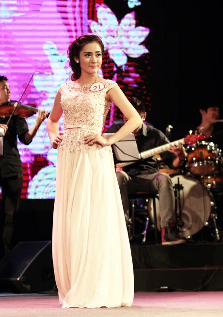 Lộng lẫy khi khoác lên mình bộ đầm dạ hội