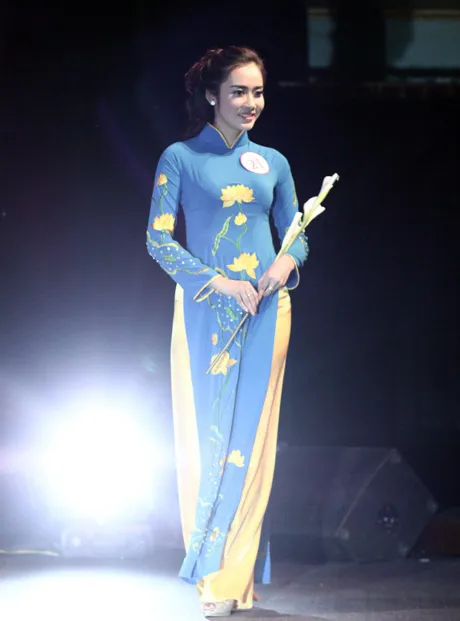 Duyên dáng trong tà áo dài truyền thống của Việt Nam