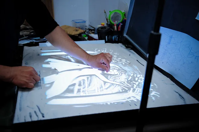 Nguyễn Thị Loan luyện vẽ tranh cát để thi Miss World ảnh 4