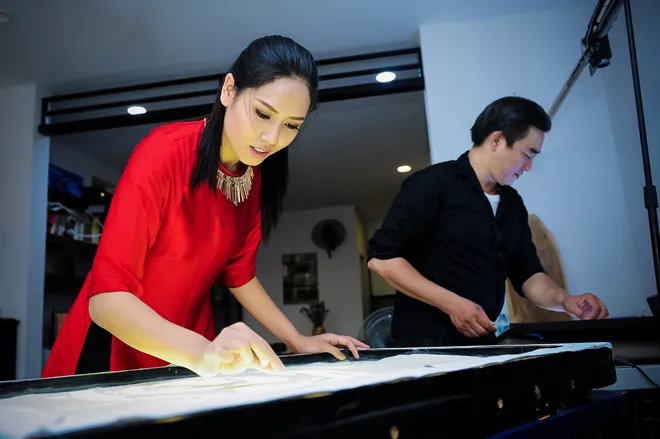 Nguyễn Thị Loan luyện vẽ tranh cát để thi Miss World ảnh 3