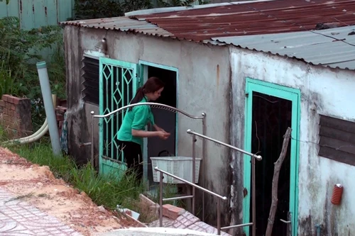 Căn nhà nằm lọt thỏm dưới chânđường. Ảnh:Duy Trần nha-oki-9763-1415947146.jpg