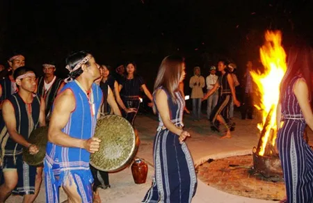 Khám phá văn hóa cồng chiêng Tây Nguyên tại làng Cù Lần.