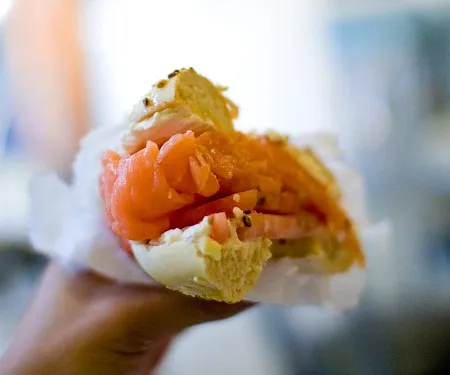 Bánh kẹp bagel với nhân pho mát, cá hồi ở New York, Mỹ.
