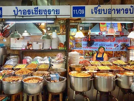 Xốt cua chua ngọt ăn kèm với bánh bao chay ở Singapore.