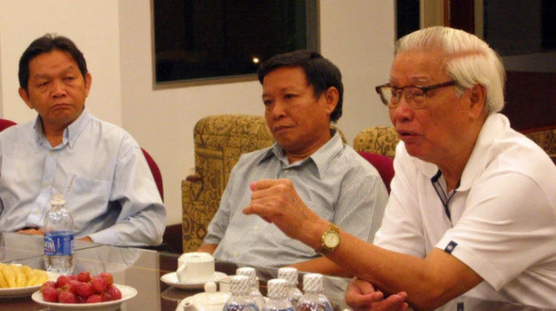 Từ phải sang: đồng chí Võ Văn Kiệt, nhà báo Võ Như Lanh (nguyên tổng biên tậpbáo Tuổi Trẻ), nhà báo Lê Văn Nuôi (nguyên tổng biên tập báoTuổi Trẻ) trong cuộc trò chuyện tại báoTuổi Trẻ năm 2005 - Ảnh: N.C.T. Từ phải sang: đồng chí Võ Văn Kiệt, nhà báo Võ Như Lanh (nguyên tổng biên tậpbáo Tuổi Trẻ), nhà báo Lê Văn Nuôi (nguyên tổng biên tập báoTuổi Trẻ) trong cuộc trò chuyện tại báoTuổi Trẻ năm 2005 - Ảnh: N.C.T.