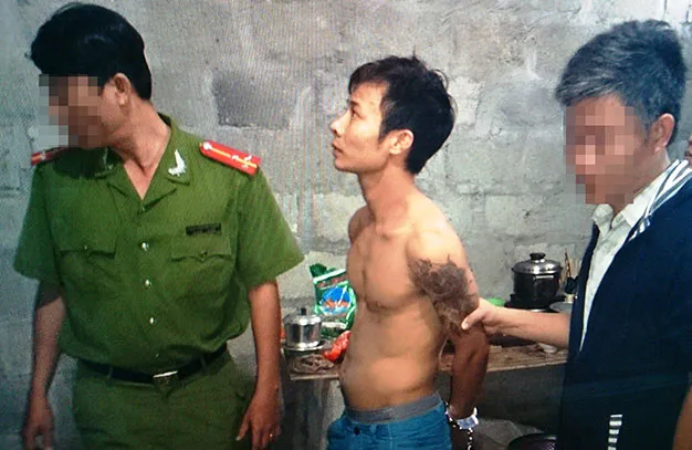 Công an bắt Đặng Sỹ Lệ tại nơi lẩn trốn ở phường Thủy Xuân, Tp Huế - Ảnh: Thái Sơn