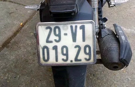 Xe 'gian' đeo biển giả bị cảnh sát giao thông 'lật tẩy' ảnh 2 Biển kiểm soát và giấy đăng ký xe được làm giả hết sức tinh vi.