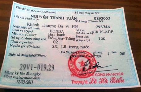 Xe 'gian' đeo biển giả bị cảnh sát giao thông 'lật tẩy' ảnh 3 Biển kiểm soát và giấy đăng ký xe được làm giả hết sức tinh vi.