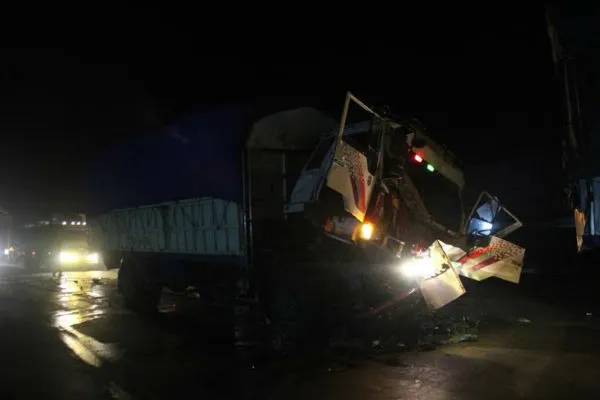 xe tải, nát đầu, mắc kẹt, cabin