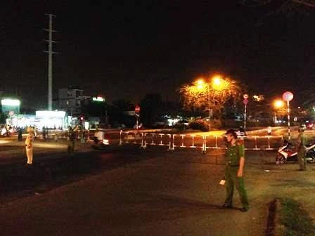 Nhiều tuyến đường ở quận 7 bị <a href='https://plo.vn/dich-covid-19/' title='phong tỏa'>phong tỏa</a> trong đêm