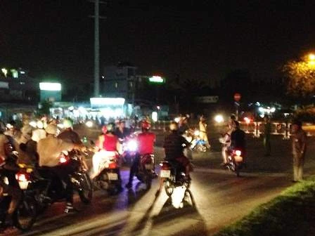 Lực lượng chức năng không cho xe đi vào đường Nguyễn Văn Linh