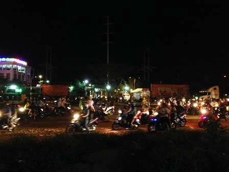 Phương tiện lưu thông rất lộn xộn quanh các tuyến đường bị phong tỏa.