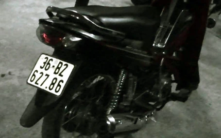 Chiếc xe nghi vấn bị cảnh sát kiểm tra.