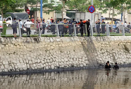 Thi thể nam thanh niên được lực lượng cứu hộ bỏ vào băng ca, kéo lên bờ. Ảnh:An Nhơn Thi thể nam thanh niên được lực lượng cứu hộ kéo lên bờ. Ảnh: An Nhơn